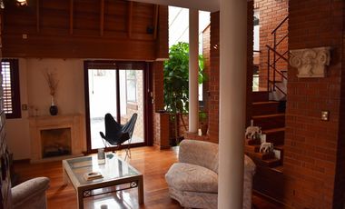 IMPORTANTE RESIDENCIA 3 DORMITORIOS, GARAGE VARIOS AUTOS, GRAN PARQUE. RETASADA