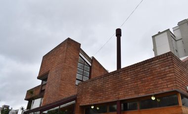 IMPORTANTE RESIDENCIA 3 DORMITORIOS, GARAGE VARIOS AUTOS, GRAN PARQUE. RETASADA