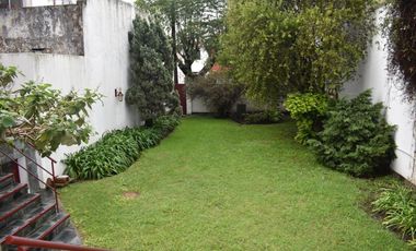 IMPORTANTE RESIDENCIA 3 DORMITORIOS, GARAGE VARIOS AUTOS, GRAN PARQUE. RETASADA