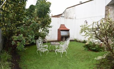 IMPORTANTE RESIDENCIA 3 DORMITORIOS, GARAGE VARIOS AUTOS, GRAN PARQUE. RETASADA