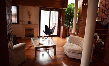 IMPORTANTE RESIDENCIA 3 DORMITORIOS, GARAGE VARIOS AUTOS, GRAN PARQUE. RETASADA