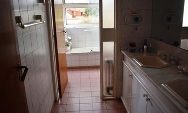 IMPORTANTE RESIDENCIA 3 DORMITORIOS, GARAGE VARIOS AUTOS, GRAN PARQUE. RETASADA