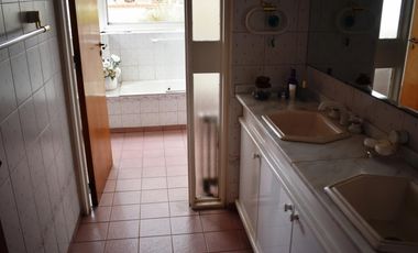 IMPORTANTE RESIDENCIA 3 DORMITORIOS, GARAGE VARIOS AUTOS, GRAN PARQUE. RETASADA