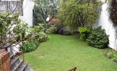 IMPORTANTE RESIDENCIA 3 DORMITORIOS, GARAGE VARIOS AUTOS, GRAN PARQUE. RETASADA