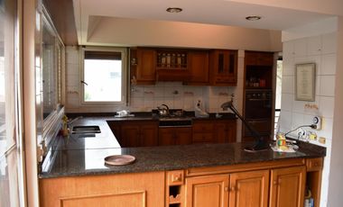 IMPORTANTE RESIDENCIA 3 DORMITORIOS, GARAGE VARIOS AUTOS, GRAN PARQUE. RETASADA