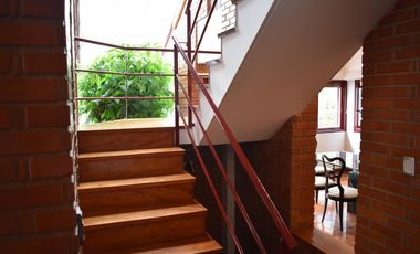 IMPORTANTE RESIDENCIA 3 DORMITORIOS, GARAGE VARIOS AUTOS, GRAN PARQUE. RETASADA