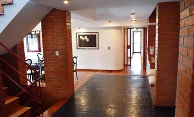 IMPORTANTE RESIDENCIA 3 DORMITORIOS, GARAGE VARIOS AUTOS, GRAN PARQUE. RETASADA