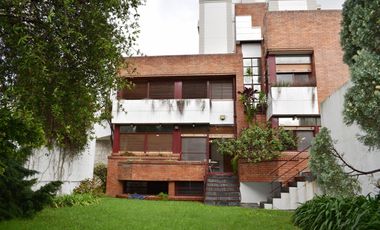 IMPORTANTE RESIDENCIA 3 DORMITORIOS, GARAGE VARIOS AUTOS, GRAN PARQUE. RETASADA