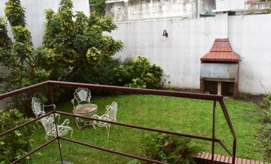 IMPORTANTE RESIDENCIA 3 DORMITORIOS, GARAGE VARIOS AUTOS, GRAN PARQUE. RETASADA