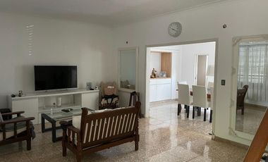 Casa en venta - 4 Dormitorios 2 Baños - 179Mts2 - La Plata