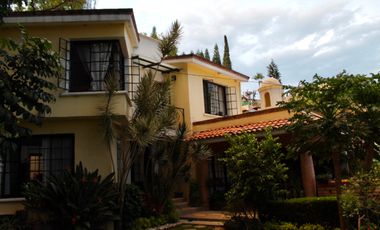 Casa Sola en Santa María Ahuacatitlán Cuernavaca - ROQ-239-Cs-562W