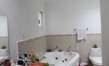 Casa Sola en Santa María Ahuacatitlán Cuernavaca - ROQ-239-Cs-562W