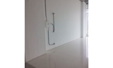 se arrienda local en el centro internacional.