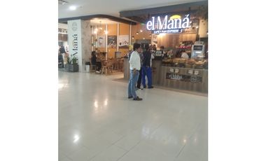 se arrienda local en el centro internacional.