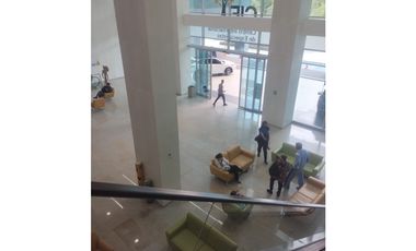 se arrienda local en el centro internacional.