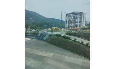 se arrienda local en el centro internacional.