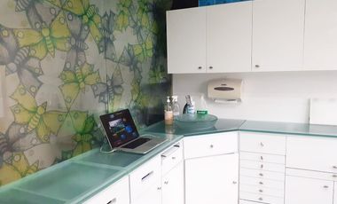 PR13289 Consultorio amoblado en patio bonito para arriendo