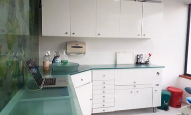 PR13289 Consultorio amoblado en patio bonito para arriendo