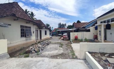 RUMAH MODERN SIAP HUNI TANAH LUAS DEKAT JEJAMURAN