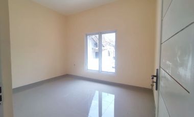 RUMAH MODERN SIAP HUNI TANAH LUAS DEKAT JEJAMURAN