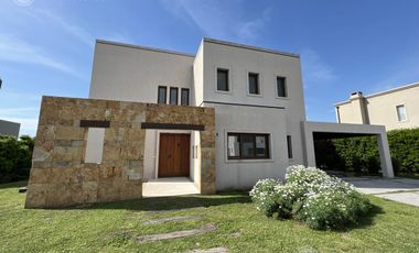 Casa de espectacular calidad de construcción - 4 dorms - San Matias (con Gas Natural)