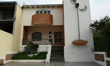 Casa en renta en Cumbres del Cimatario 3rec, estudio, sala de tv y jardín