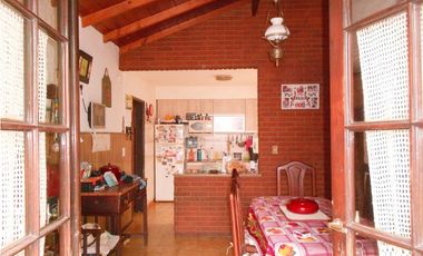 Chalet 3 ambientes con patio y garage