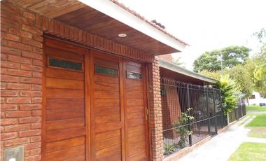 Chalet 3 ambientes con patio y garage