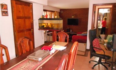 Chalet 3 ambientes con patio y garage