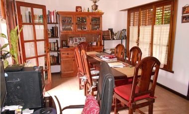Chalet 3 ambientes con patio y garage