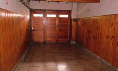 Chalet 3 ambientes con patio y garage