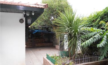 Chalet 3 ambientes con patio y garage
