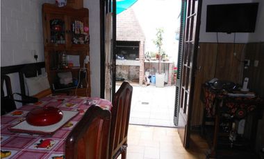 Chalet 3 ambientes con patio y garage