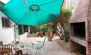 Chalet 3 ambientes con patio y garage
