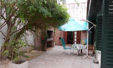 Chalet 3 ambientes con patio y garage