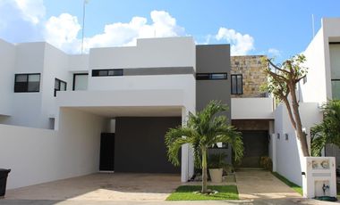Casa en venta, en privada residencial, Cholul, Mérida, Yucatán