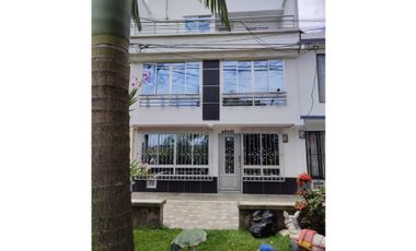 Vendo espectacular casa de tres niveles en Cuba