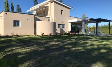 Casa quinta en venta - 3 Dormitorios 3 Baños - Cocheras - 10.304Mts2 - San Rafael, Mendoza