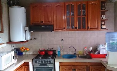 Chalet ubicado a 800 metros de la Avenida Tomás Espora.