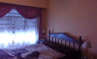 Chalet ubicado a 800 metros de la Avenida Tomás Espora.