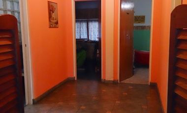 Chalet ubicado a 800 metros de la Avenida Tomás Espora.