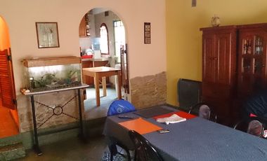 Chalet ubicado a 800 metros de la Avenida Tomás Espora.