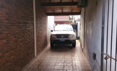 Chalet ubicado a 800 metros de la Avenida Tomás Espora.