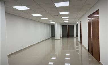 SE ALQUILA OFICINA  EN AVENIDA BALBOA 122MTS $ 1100