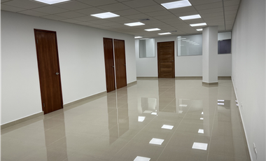SE ALQUILA OFICINA  EN AVENIDA BALBOA 122MTS $ 1100