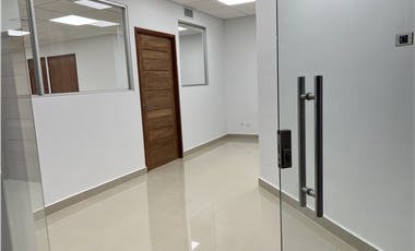 SE ALQUILA OFICINA  EN AVENIDA BALBOA 122MTS $ 1100