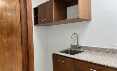 SE ALQUILA OFICINA  EN AVENIDA BALBOA 122MTS $ 1100