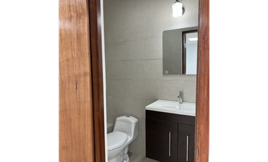 SE ALQUILA OFICINA  EN AVENIDA BALBOA 122MTS $ 1100
