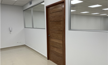 SE ALQUILA OFICINA  EN AVENIDA BALBOA 122MTS $ 1100