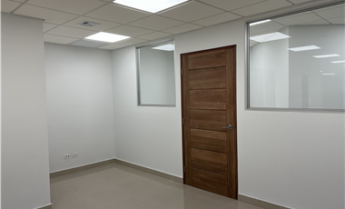SE ALQUILA OFICINA  EN AVENIDA BALBOA 122MTS $ 1100